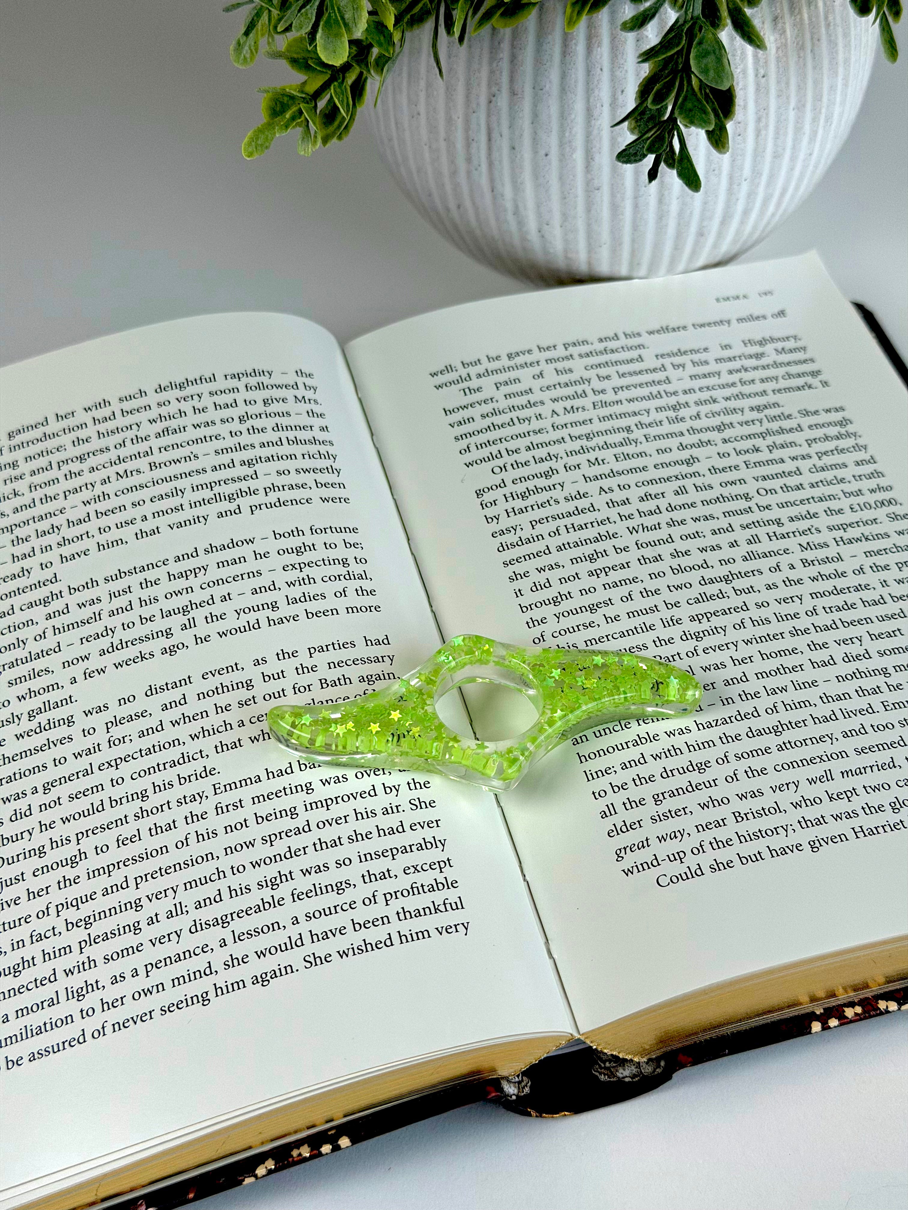 Acrylic Page Holder – Wave Shape Glitter Thumb Book Holder for Easy One-Hand Reading