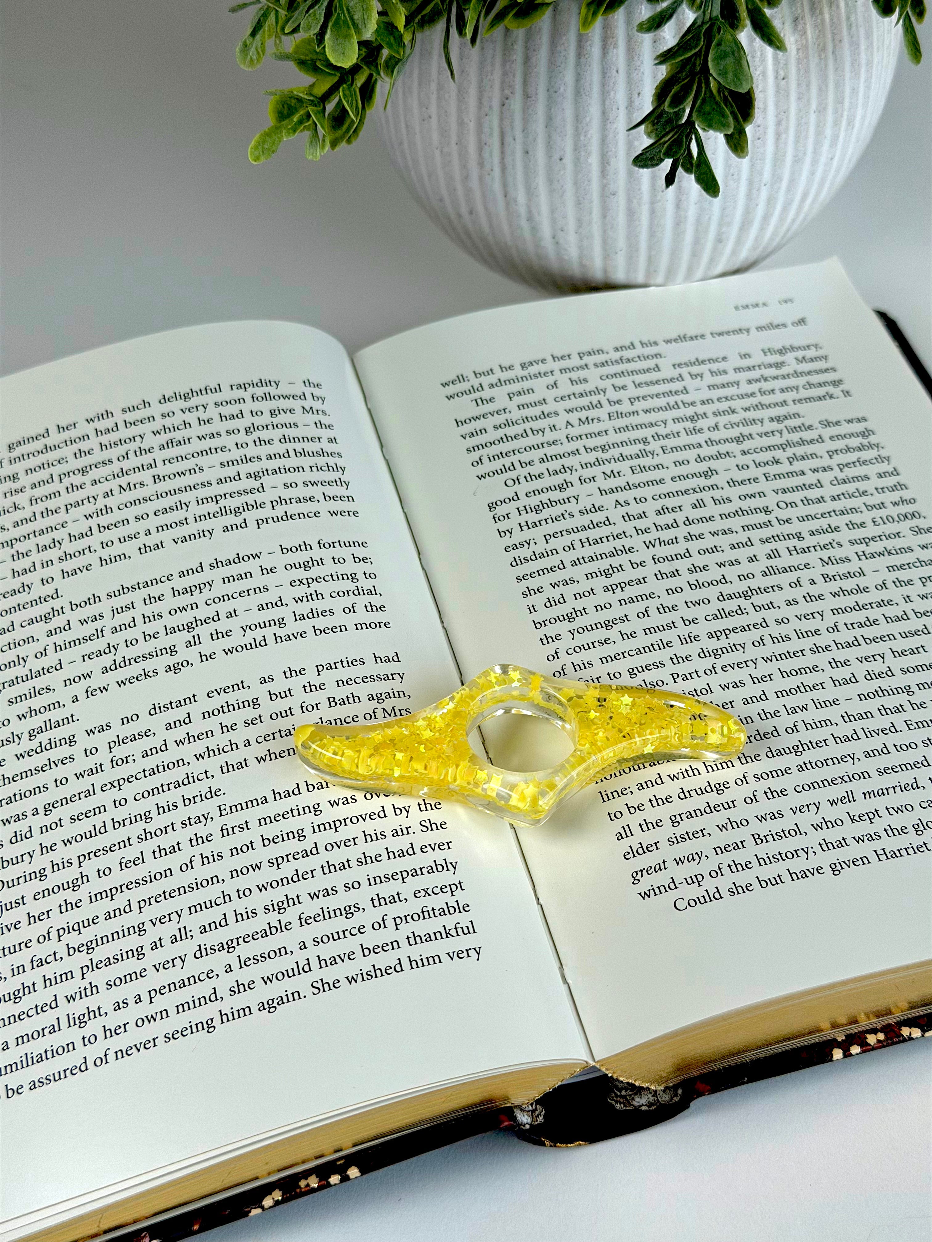 Acrylic Page Holder – Wave Shape Glitter Thumb Book Holder for Easy One-Hand Reading