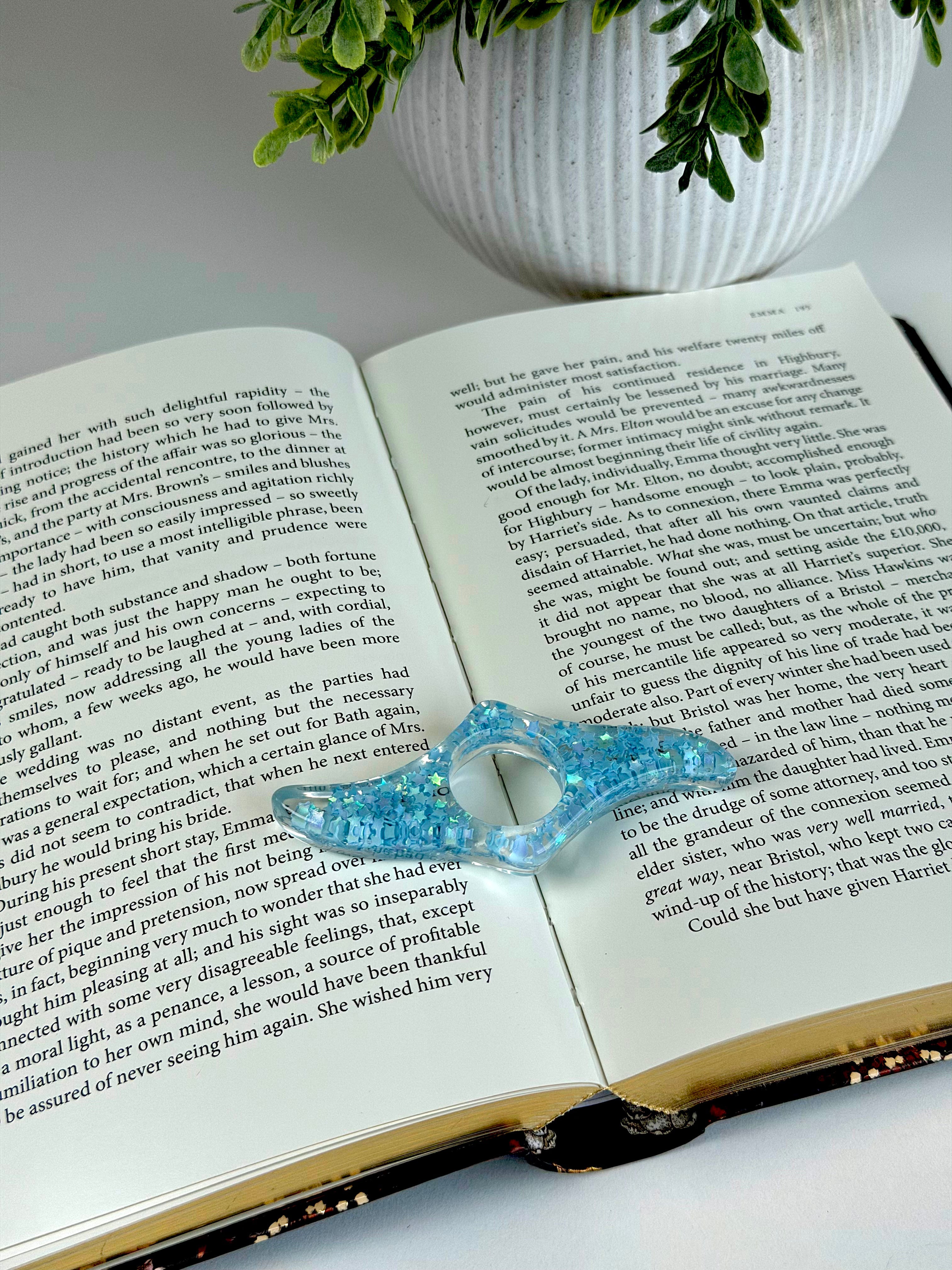 Acrylic Page Holder – Wave Shape Glitter Thumb Book Holder for Easy One-Hand Reading