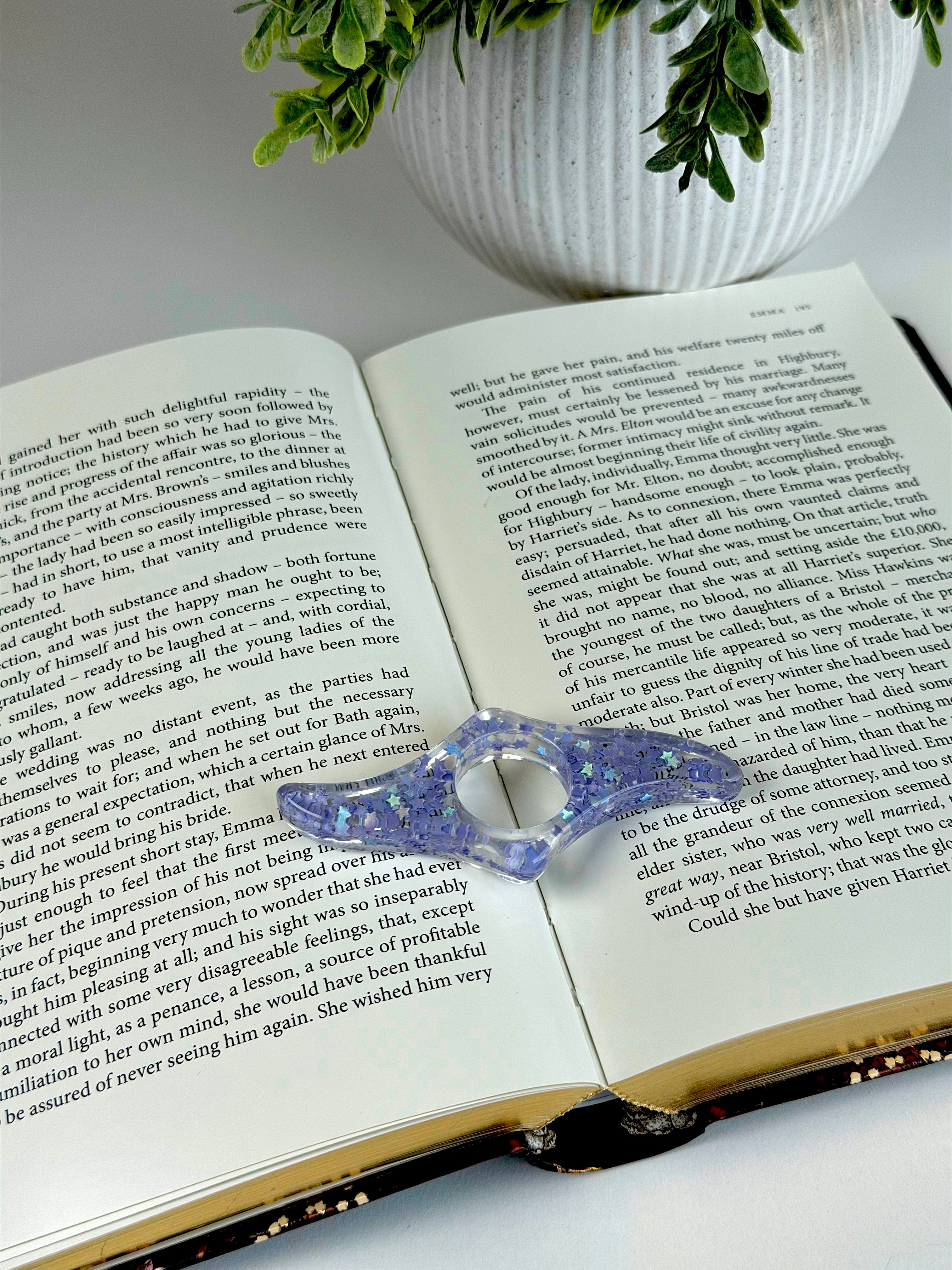 Acrylic Page Holder – Wave Shape Glitter Thumb Book Holder for Easy One-Hand Reading